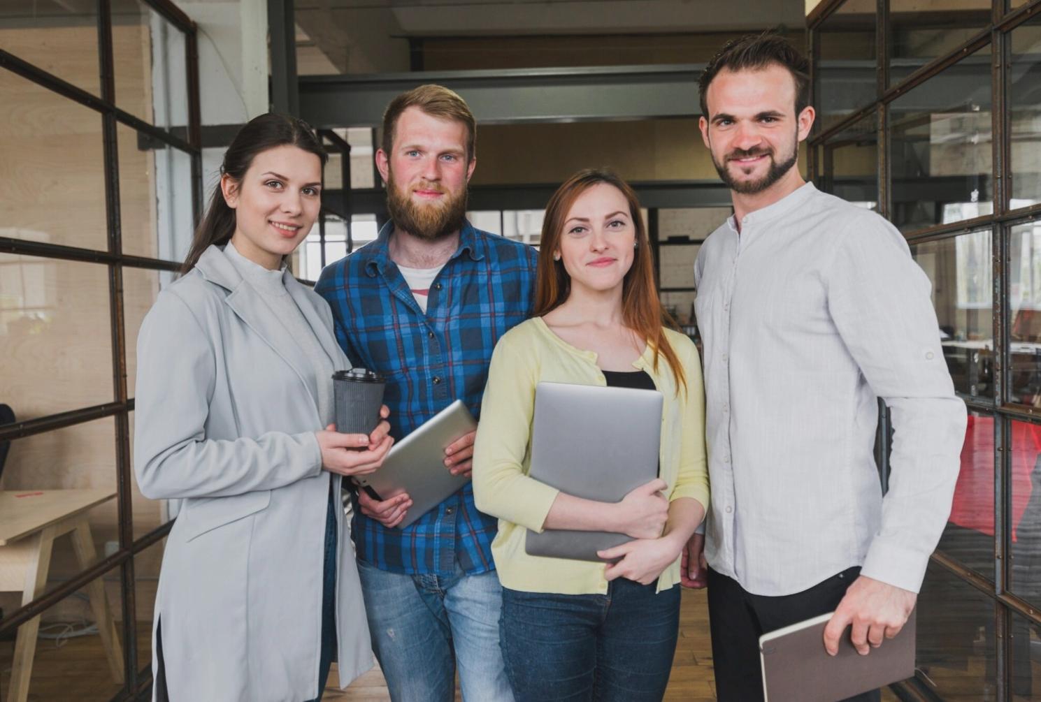 Equipo trabajando con herramientas de comparación presupuestaria