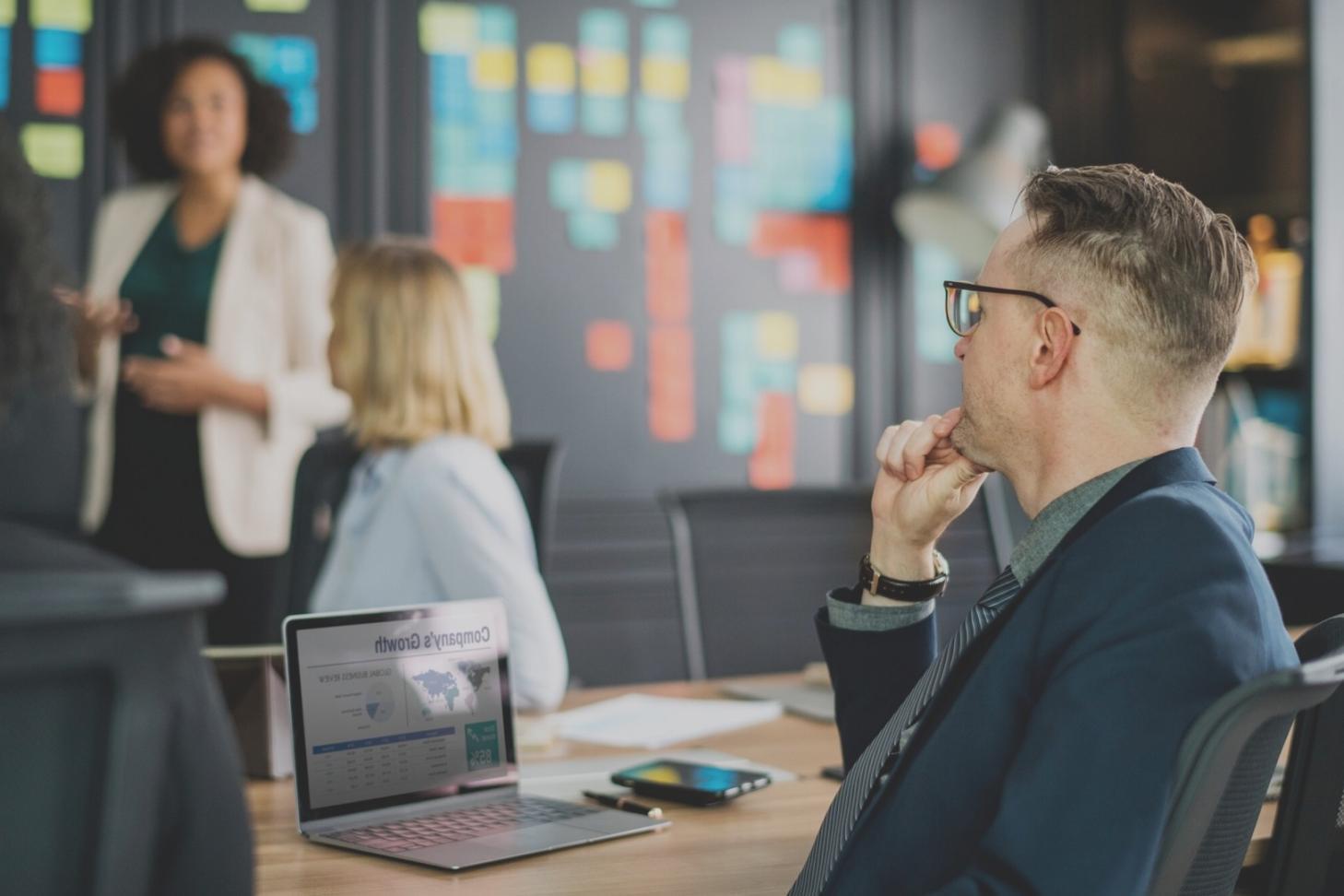 Profesional analizando informes financieros detallados