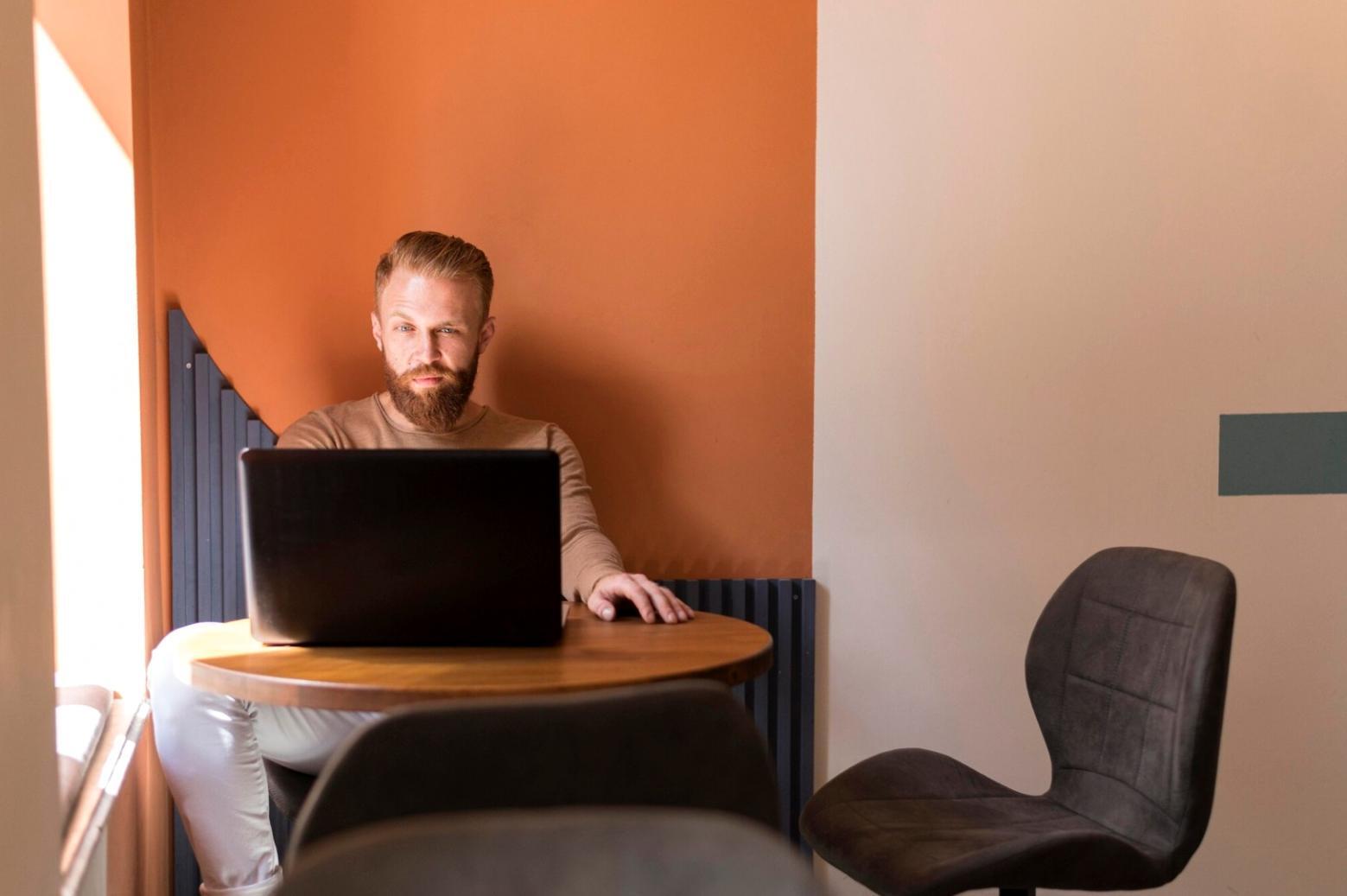 Sesión de análisis financiero con datos empresariales reales