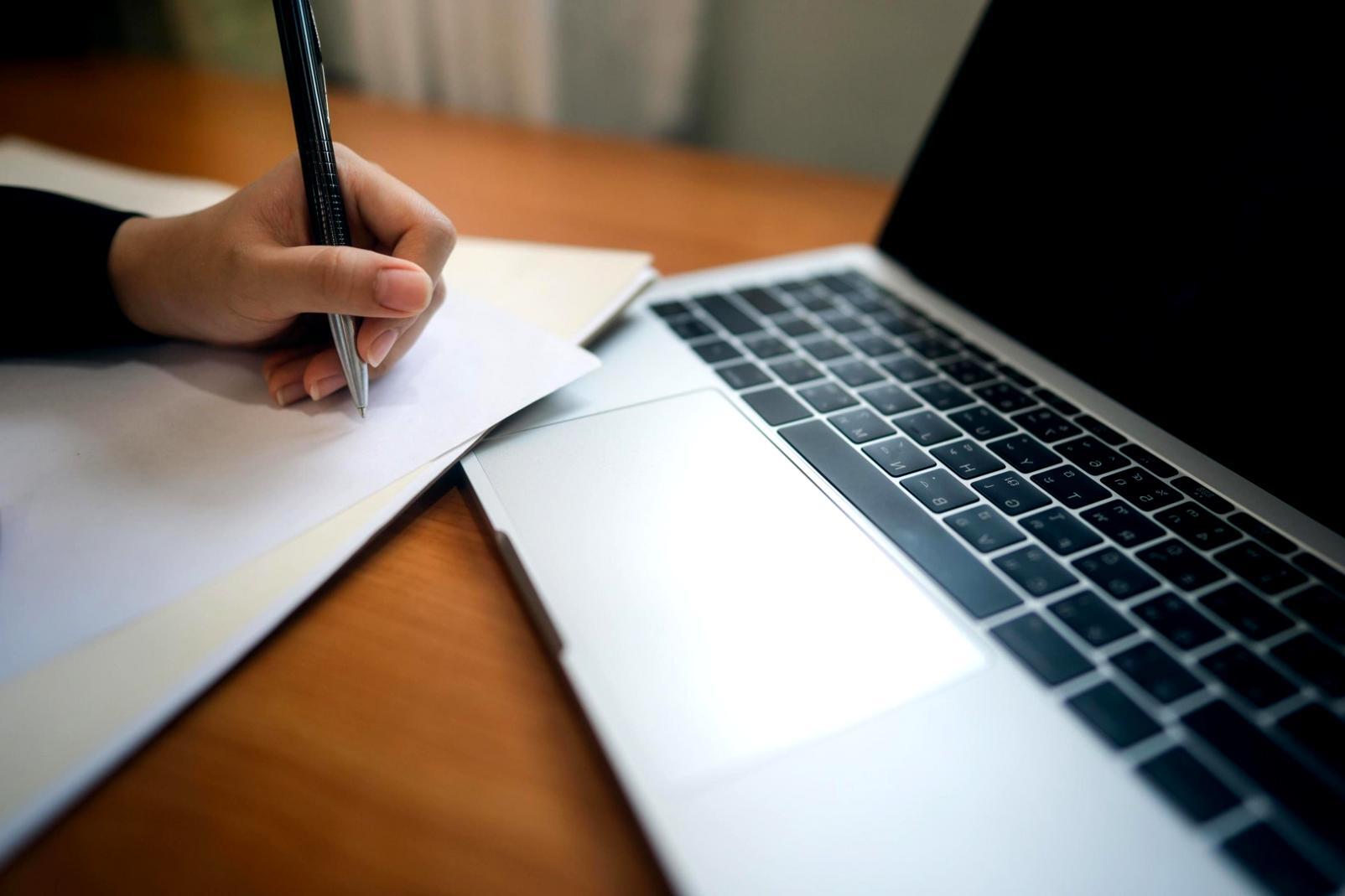 Equipo de zelpraxonia trabajando en análisis financiero y benchmarking presupuestario