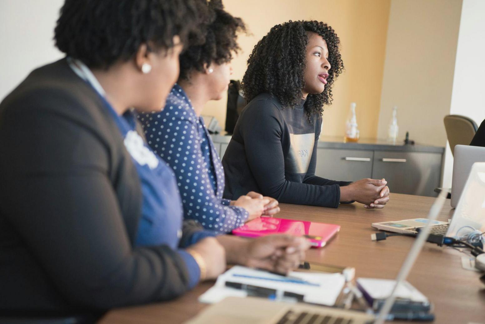 Análisis de datos presupuestarios y benchmarking financiero en zelpraxonia