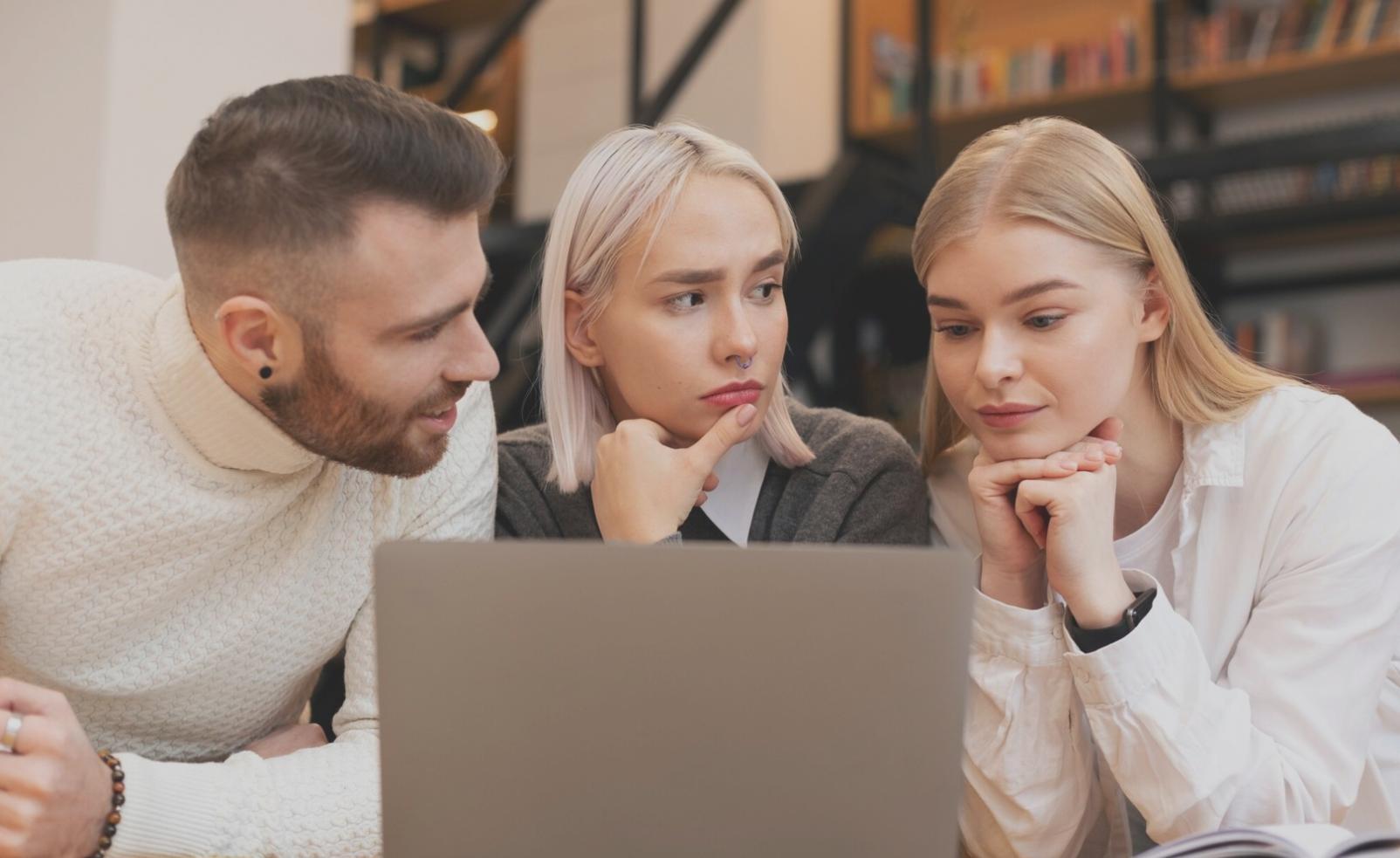 Análisis de datos financieros en pantallas digitales